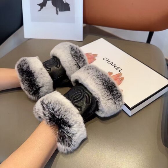 Chanel Short Rabbit Fur Mittens - Picture 5 of 8